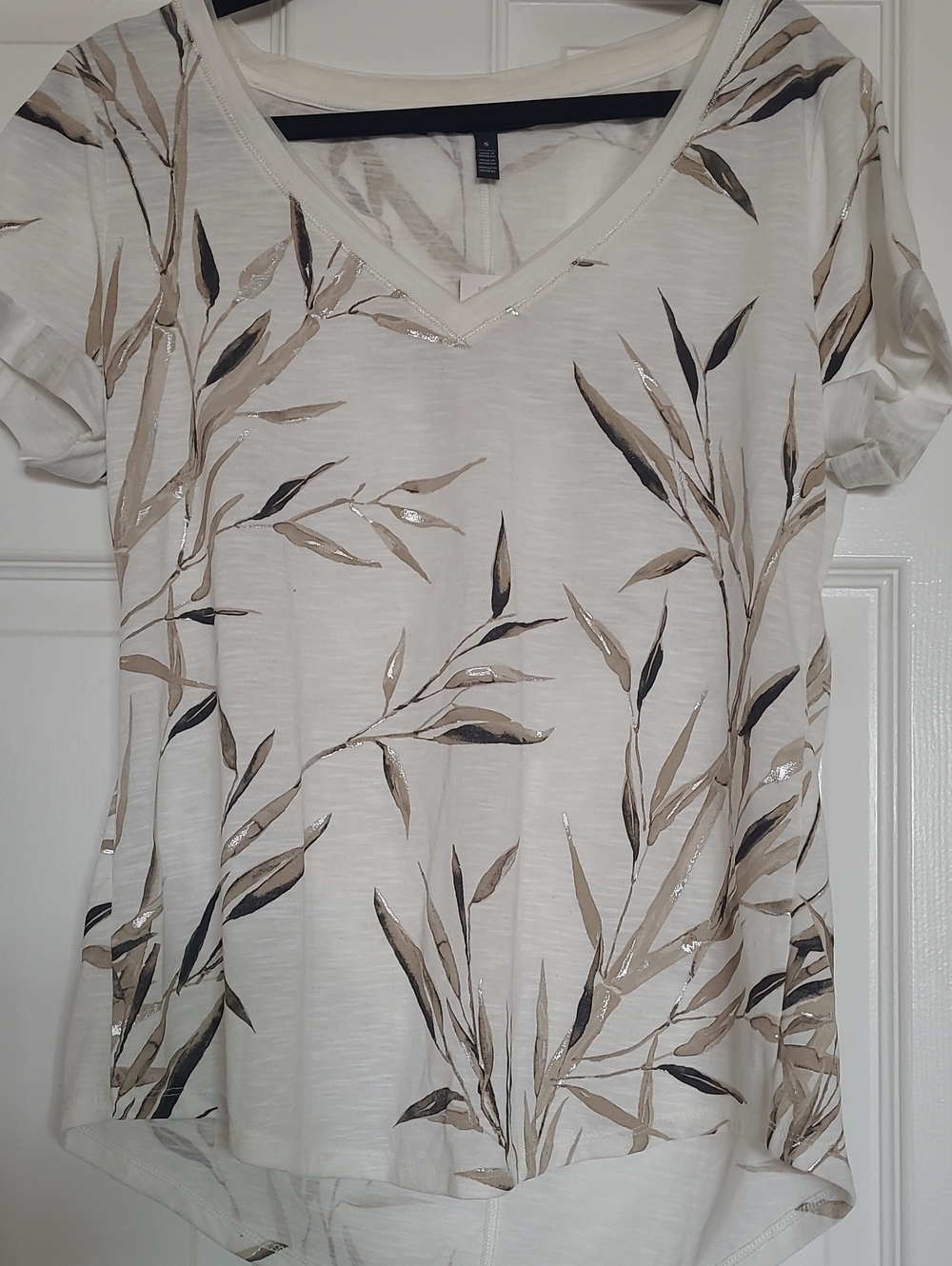 White House Black Market Cream V-Neck Tee with Neutral Leaf Print